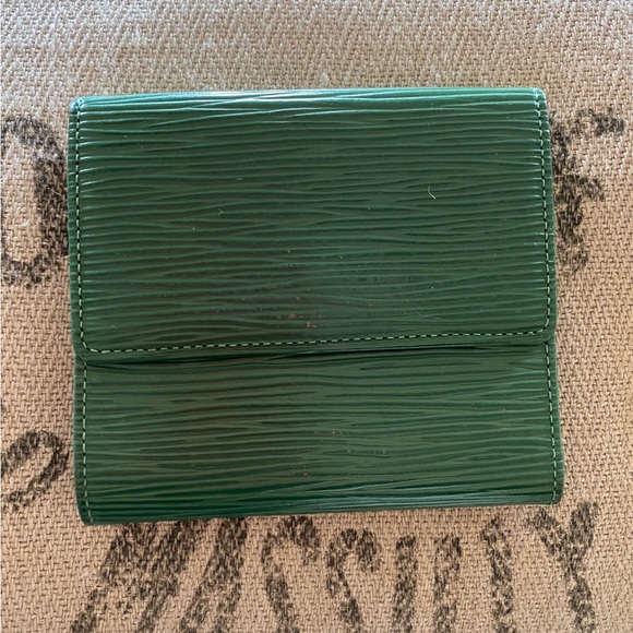 💯 GUARANTEED AUTHENTIC Louis Vuitton Epi Green Elise Wallet